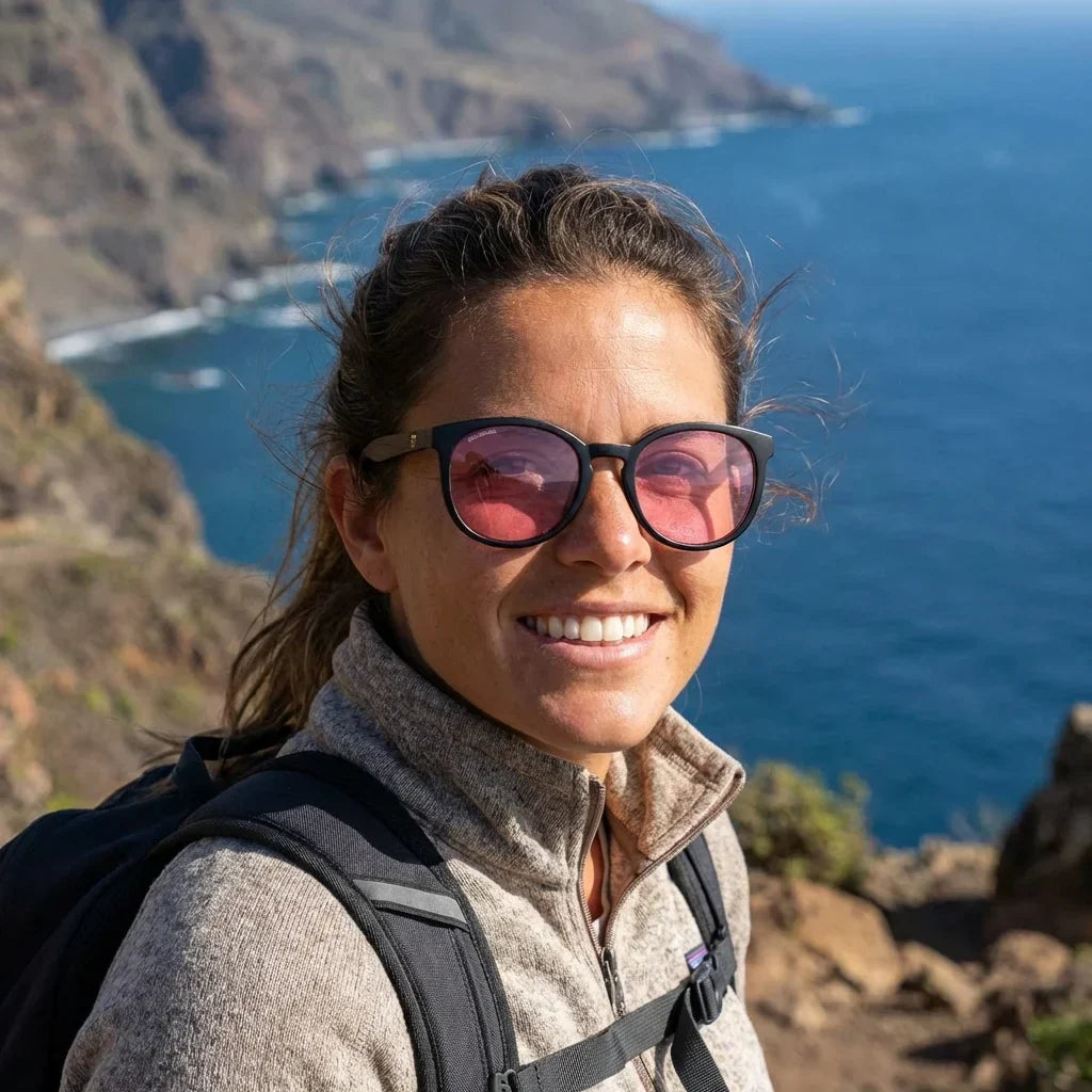 Mujer usando lentes sol Meli Dark bio-acetato polarizados Rosado mujer aventura outdoor naturaleza sendero Bonoboss #editorial_sustentabilidad #color_rosado