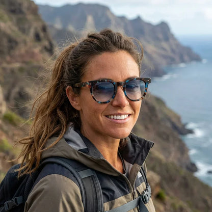 Mujer usando lentes sol Meli bio-acetato polarizados azul marble aventura outdoor naturaleza sendero proteccion Bonoboss #editorial_sustentabilidad #color_azul-marble