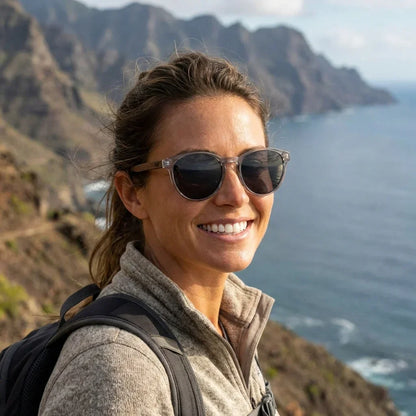 Mujer usando lentes sol Chiloe 220 Black polarizados transparente aventura outdoor sendero naturaleza Bonoboss #editorial_sustentabilidad #color_transparente
