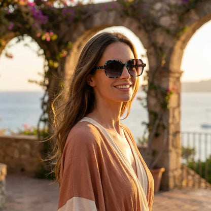 Mujer usando lentes sol Canarias bio-acetato polarizados Azul mujer golden hour atardecer costero elegante Bonoboss #editorial_banner #color_azul