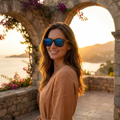 Mujer usando lentes sol Acacia madera zebrano polarizados Negro Espejado Azul mujer golden hour atardecer costero elegante Bonoboss #editorial_banner #color_negro-espejado-azul