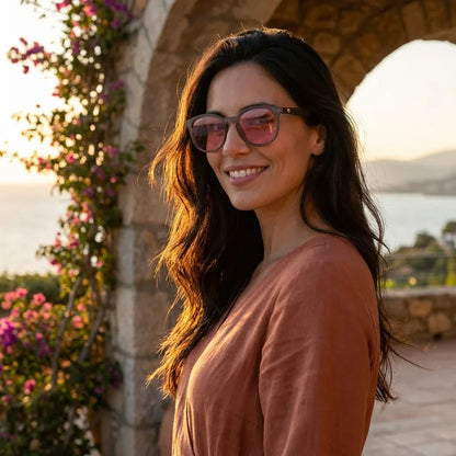 Mujer usando lentes sol Meli TSP bio-acetato TSP polarizados rosado golden hour atardecer elegancia Bonoboss #editorial_banner #color_rosado