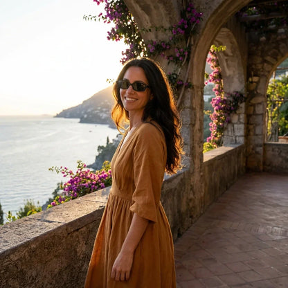 Mujer usando lentes sol Navarino bio-acetato polarizados negro golden hour atardecer costero elegancia UV proteccion Bonoboss #editorial_banner #color_negro