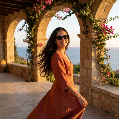 Mujer usando lentes sol Femme Black bio-acetato polarizados Negro mujer golden hour atardecer costero elegante Bonoboss #editorial_banner #color_negro