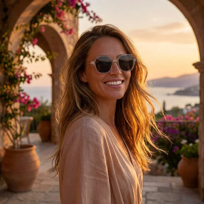 Mujer usando lentes sol Canarias bio-acetato polarizados Transparente mujer golden hour atardecer costero elegante Bonoboss #editorial_banner #color_transparente
