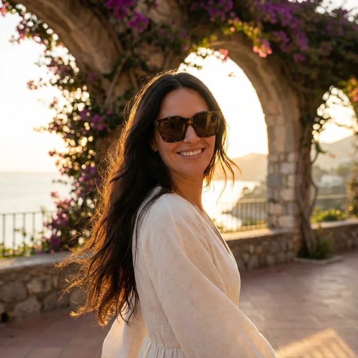 Women wearing lenses sun bruna retro polarized polarized tortoise golden hour sunset gold elegante bonoboss #editorial_sustentabilidad #color_carey