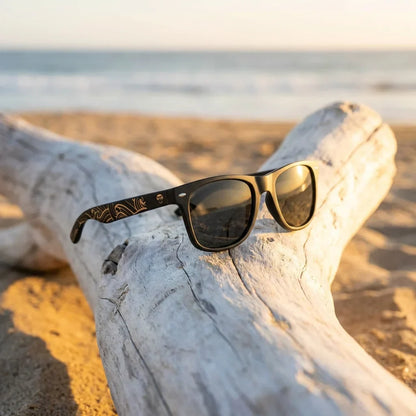 Lentes sol Acacia Dark Designers polarizados UV400 smoke sobre driftwood dorado reflejo lente costero Bonoboss #editorial_banner #color_smoke