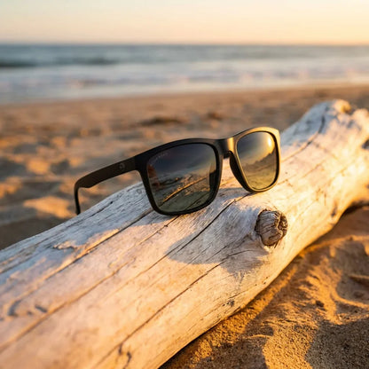 Lentes sol Rapanui RPET polarizados RPET reciclado black sobre driftwood dorado reflejo lente costero Bonoboss Chile #editorial_banner #color_black