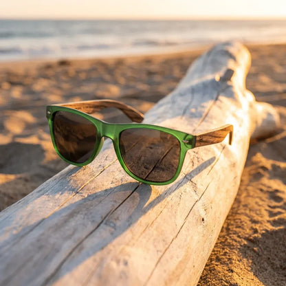 Lentes sol Acacia polarizados UV400 madera zebrano Forest Smoke sobre driftwood dorado reflejo lente costero Bonoboss #editorial_banner #color_forest-smoke