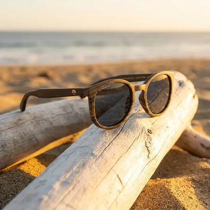 Lentes sol Meli Ebony polarizados UV400 madera ebony polarizado Negro sobre driftwood dorado reflejo lente Bonoboss #editorial_grid1 #color_negro