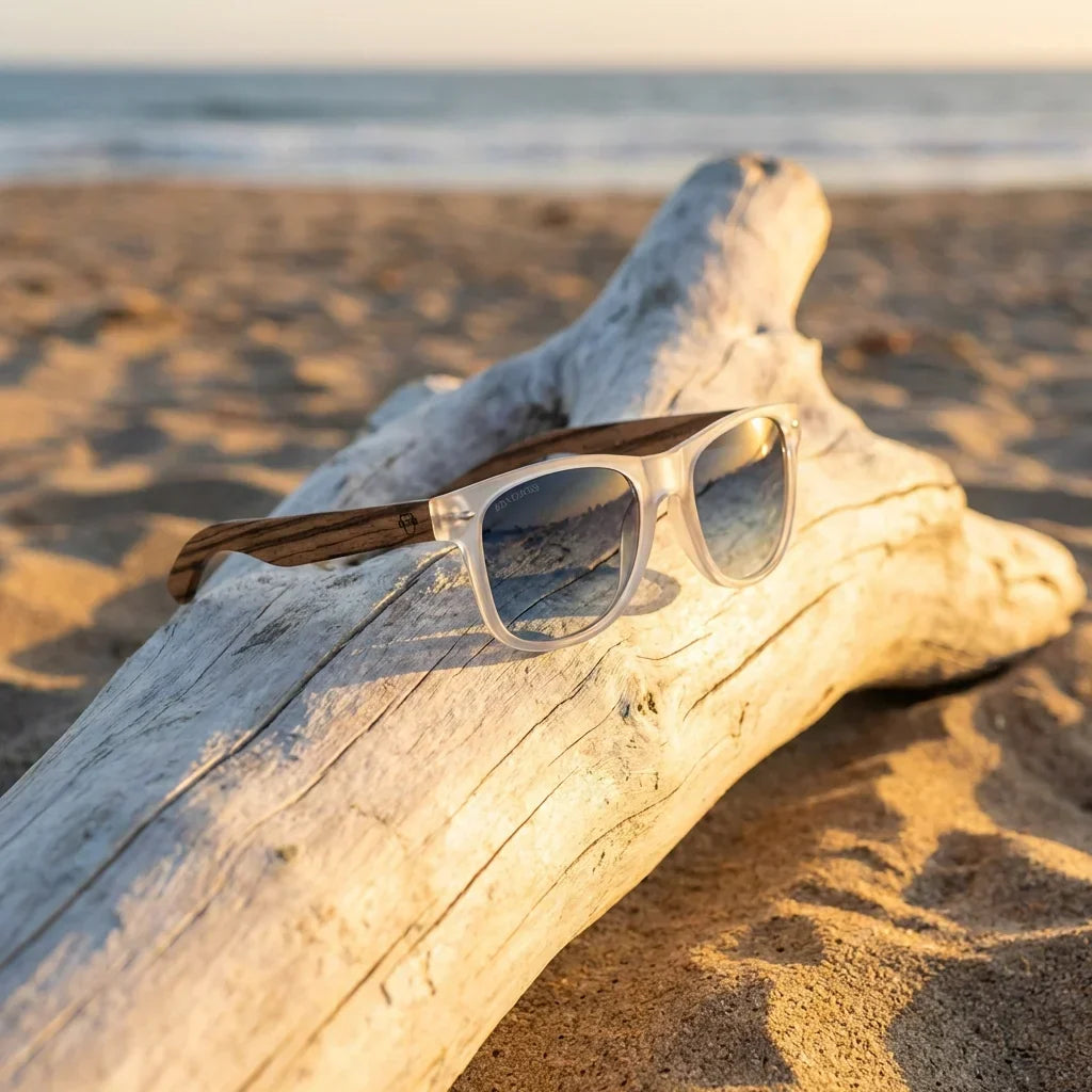 Lentes sol Acacia polarizados UV400 madera zebrano Transparente Gradiente Azul sobre driftwood dorado reflejo lente costero Bonoboss #editorial_banner #color_transparente-gradiente-azul