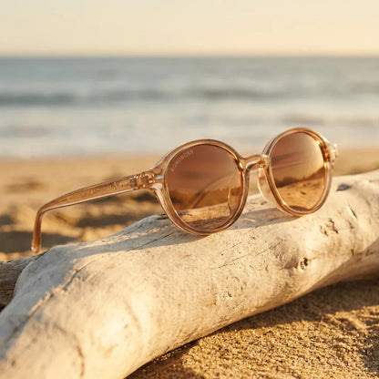 Lentes sol Capri polarizados UV400 RPET reciclado champagne sobre driftwood dorado reflejo lente costero Bonoboss #editorial_polarizado #color_champagne