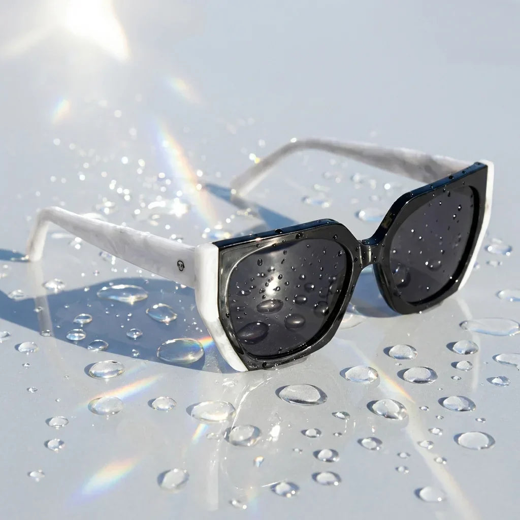 Lenses sun di trevi polarized UV400 bio-acetate black sobre agua cristalina reflejos luz natural bonoboss #editorial_polarizado #color_black
