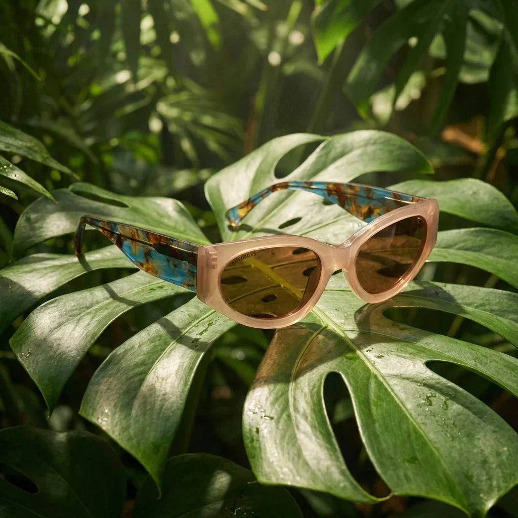 Women wearing lenses sun milan bio-acetate polarized peach golden hour sunset coastal elegancia uv proteccion bonoboss #editorial_banner #color_peach