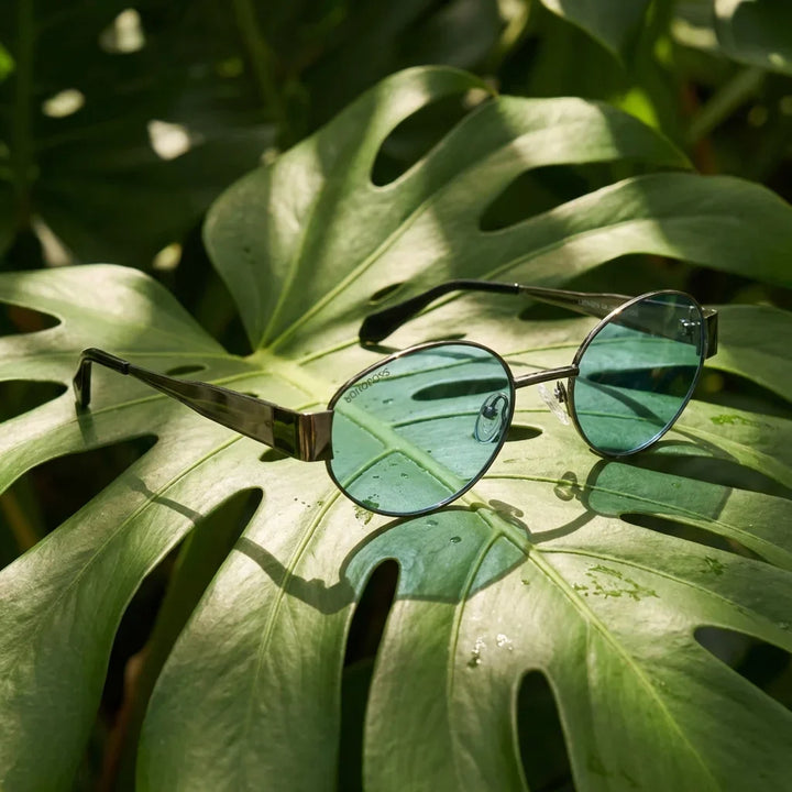 Women wearing lenses sun new lennon bio-acetate polarized blue resort piscina lifestyle verano UV400 elegante bonoboss #editorial_banner #color_blue