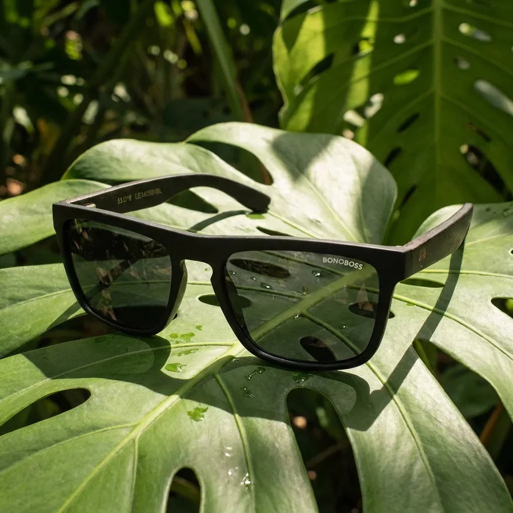 Lentes sol Lautaro Dark polarizados acetato negro composicion botanica hoja monstera tropical Bonoboss #editorial_grid2 #color_negro