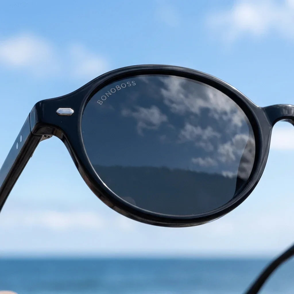Lentes sol Capri polarizados UV400 RPET reciclado black close-up lente coating espejado detalle optico Bonoboss #editorial_grid1 #color_black