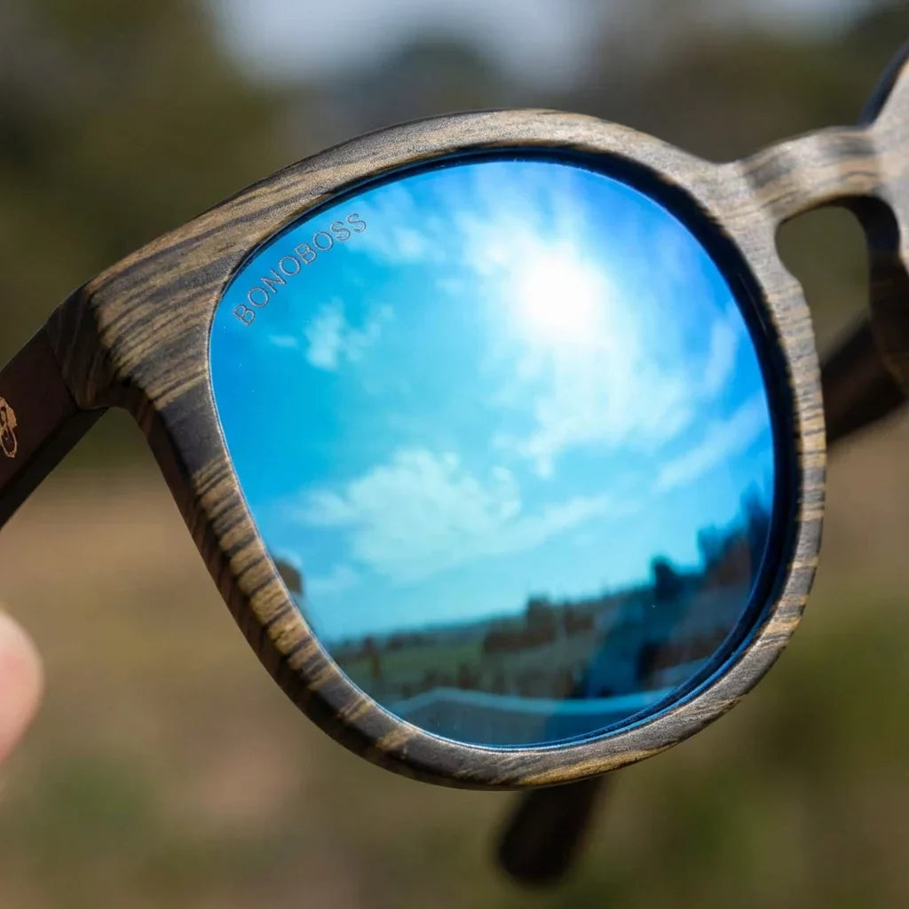 Lenses sun meli ebony polarized UV400 wood ebony polarized mirrored blue close-up lente mirrored coating detalle optical bonoboss #editorial_polarizado #color_espejado-azul