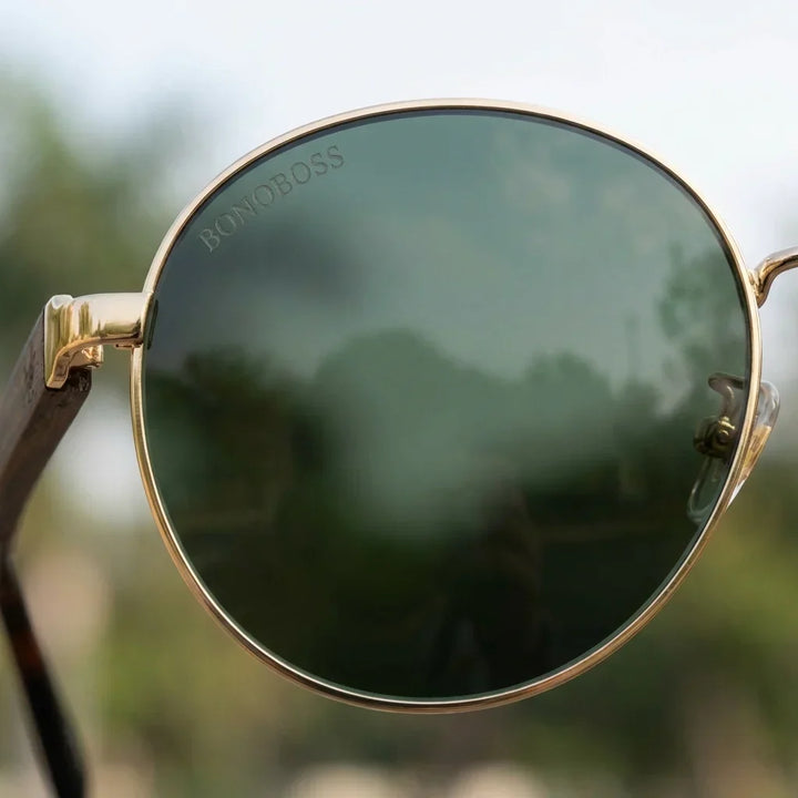 Detalle de lentes de sol sostenibles Harry Gold, armazón de acero inoxidable y madera #editorial_polarizado #color_g15