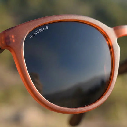 Lentes sol Meli Wine polarizados UV400 madera wine polarizado Negro close-up lente coating espejado detalle optico Bonoboss #editorial_polarizado #color_negro