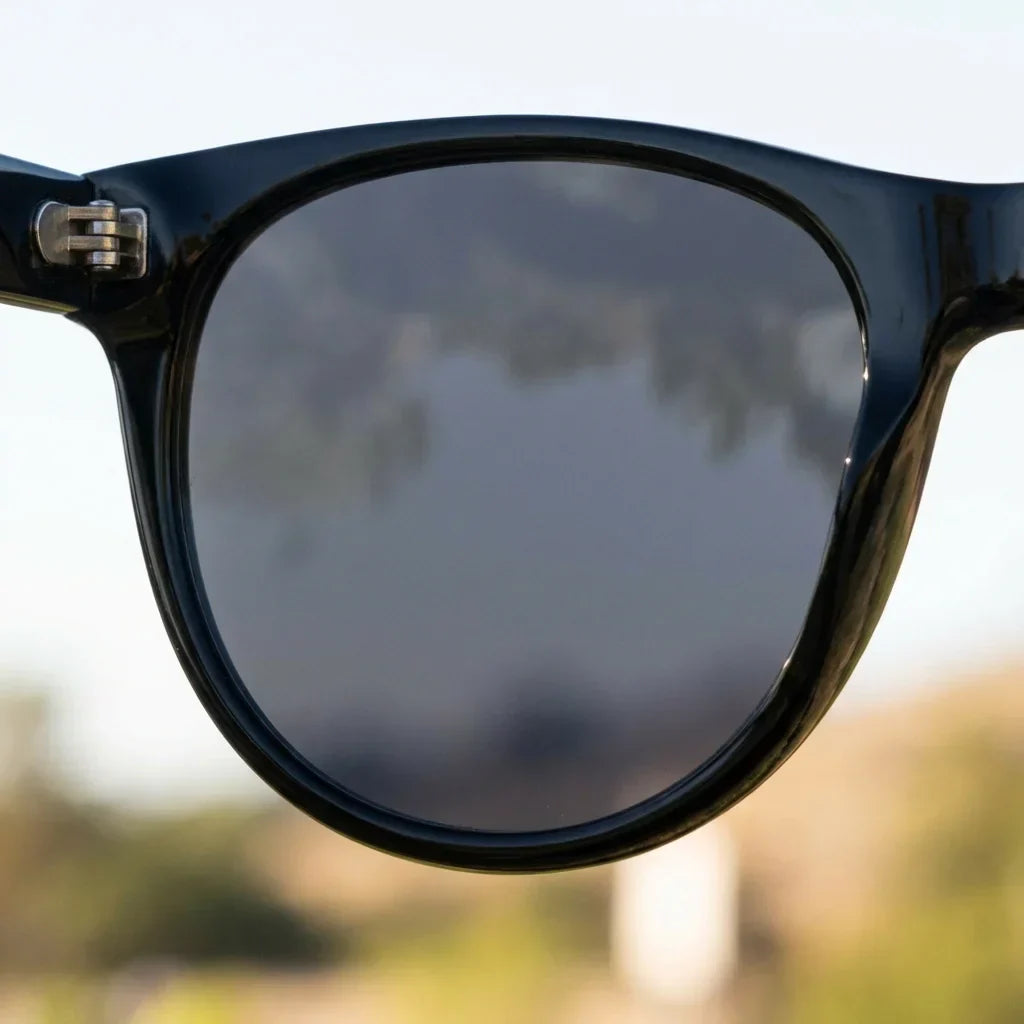 Lentes sol Hanga Roa polarizados UV400 bio-acetato negro close-up lente coating espejado detalle optico Bonoboss #editorial_grid1 #color_negro