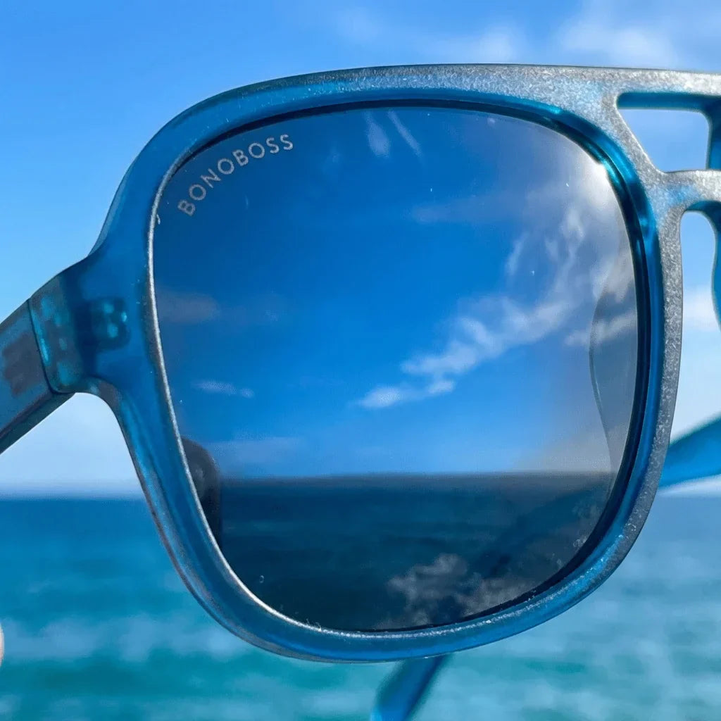 Lentes sol Orson RPET polarizados UV400 RPET reciclado ocean close-up lente coating espejado detalle azul Bonoboss #editorial_polarizado #color_ocean