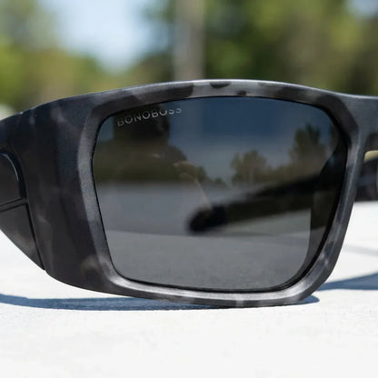 Lentes sol Salmon Seeker polarizados UV400 bio-acetato dark camo close-up lente coating pesca deportiva Bonoboss #editorial_polarizado #color_dark-camo