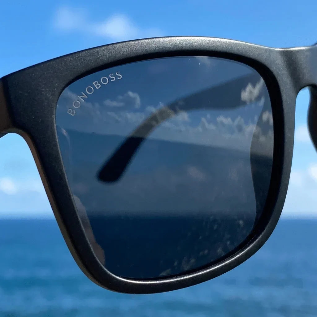 Lenses sun rapanui rpet polarized UV400 rpet recycled dark close-up lente mirrored coating detalle optical bonoboss #editorial_polarizado #color_dark