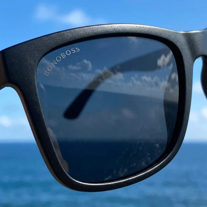 Lenses sun rapanui rpet polarized UV400 rpet recycled dark close-up lente mirrored coating detalle optical bonoboss #editorial_polarizado #color_dark