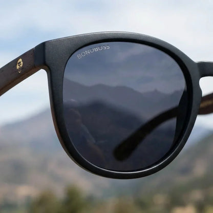 Lentes sol Meli Dark polarizados UV400 bio-acetato Negro close-up lente coating espejado detalle optico Bonoboss #editorial_polarizado #color_negro