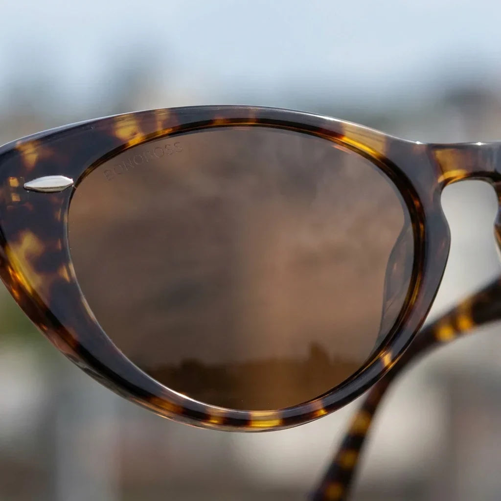 Women wearing lenses sun havana bio-acetate polarized tortoise playa arena oceano UV protection estilo coastal bonoboss #editorial_sustentabilidad #color_carey