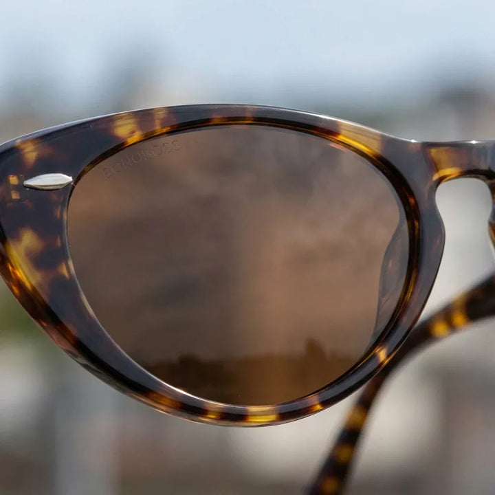 Women wearing lenses sun havana bio-acetate polarized tortoise playa arena oceano UV protection estilo coastal bonoboss #editorial_sustentabilidad #color_carey