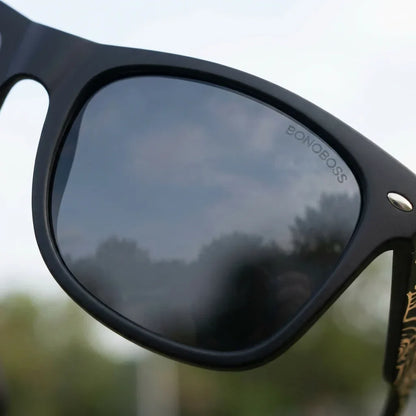 Lentes sol Acacia Dark Designers polarizados UV400 smoke close-up lente coating espejado detalle optico Bonoboss #editorial_detail2 #color_smoke