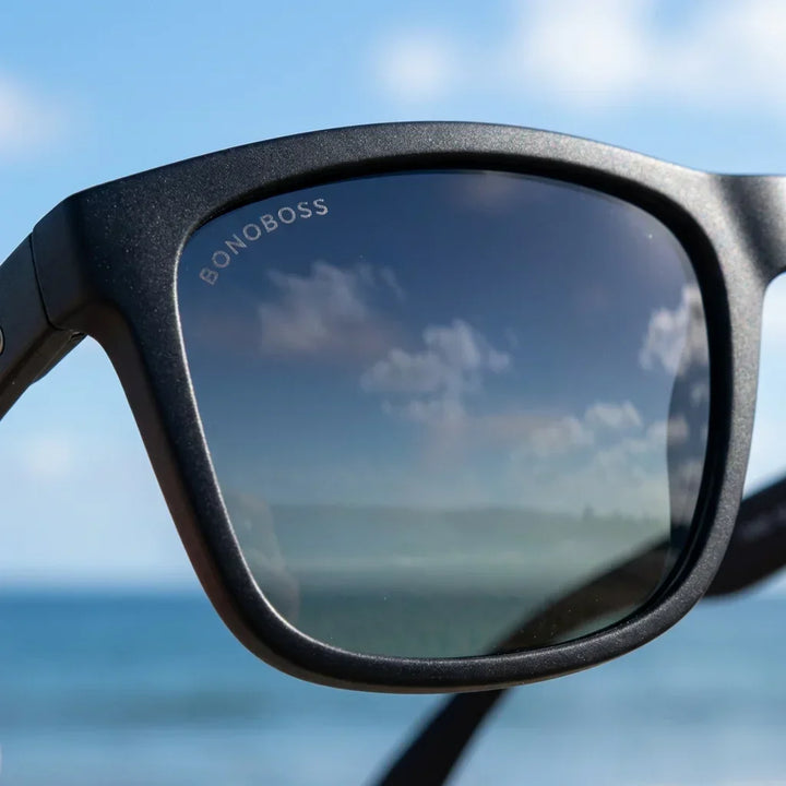 Lenses sun rapanui rpet polarized UV400 rpet recycled black close-up lente mirrored coating detalle optical bonoboss #editorial_polarizado #color_black