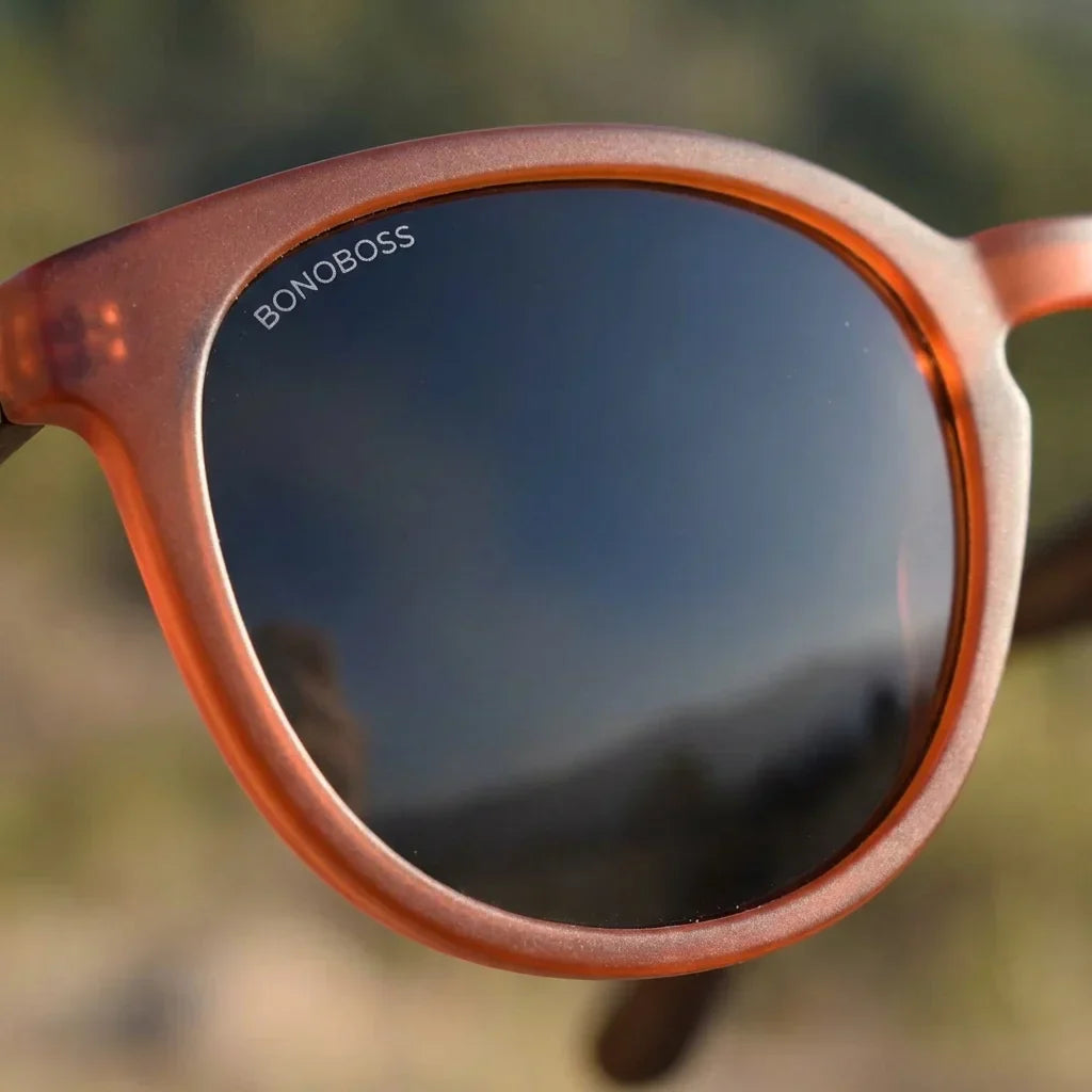 Lenses sun meli wine polarized UV400 wood wine polarized black close-up lente mirrored coating detalle optical bonoboss #editorial_polarizado #color_negro