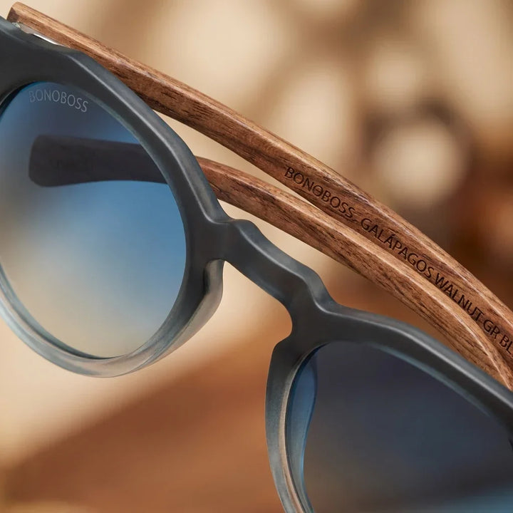 Sunglasses hexagonales polarized with wooden temples men and women. front view marco recycled plastic green with lenses polarizads color gradient oliva or green Bonoboss #color_forest