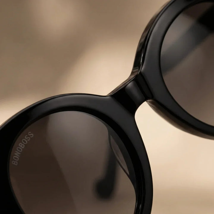 Lenses sun hannover polarized UV400 bio-acetate black close-up textura acetate detalle artesanal premium bonoboss #editorial_grid1 #color_negro