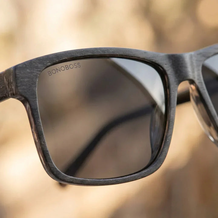 Men wearing lenses sun keule wood polarized cacao playa arena oceano UV protection estilo coastal bonoboss #editorial_banner #color_cacao