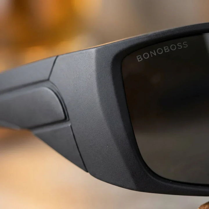 Lenses sun salmon seeker polarized UV400 bio-acetate dark detalle close-up textura pesca deportiva premium bonoboss #editorial_polarizado #color_dark