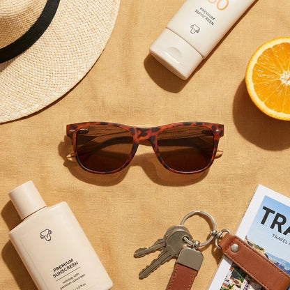 Lentes sol Acacia polarizados UV400 madera zebrano Carey Brown flat lay summer essentials accesorios playa Bonoboss #editorial_detail2 #color_carey-brown
