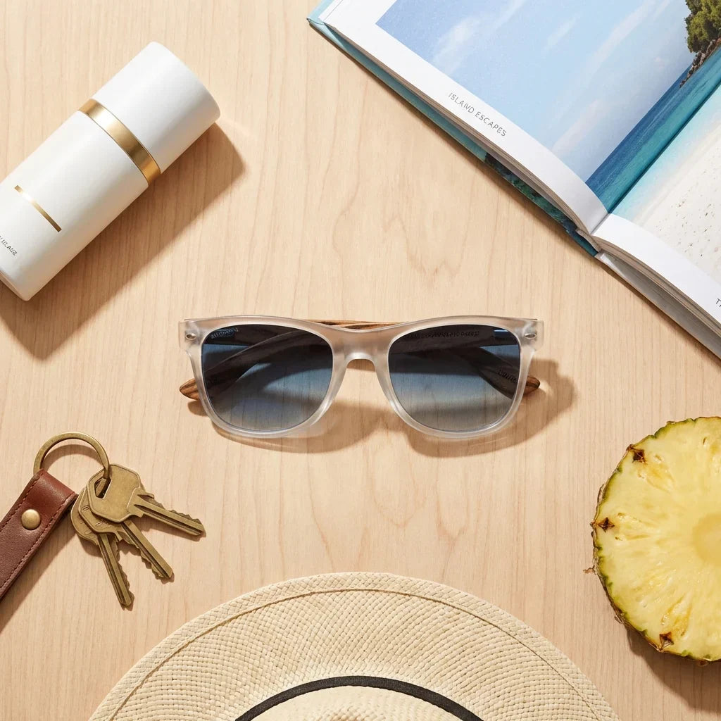 Lentes sol Acacia polarizados UV400 madera zebrano Transparente Gradiente Azul flat lay summer essentials accesorios playa Bonoboss #editorial_detail2 #color_transparente-gradiente-azul