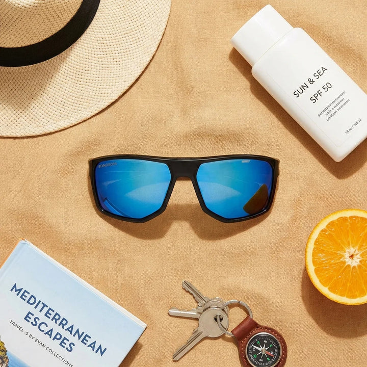 Men wearing lenses sun ollie bio-acetate polarized blue aventura outdoor sendero naturaleza proteccion bonoboss #editorial_sustentabilidad #color_azul