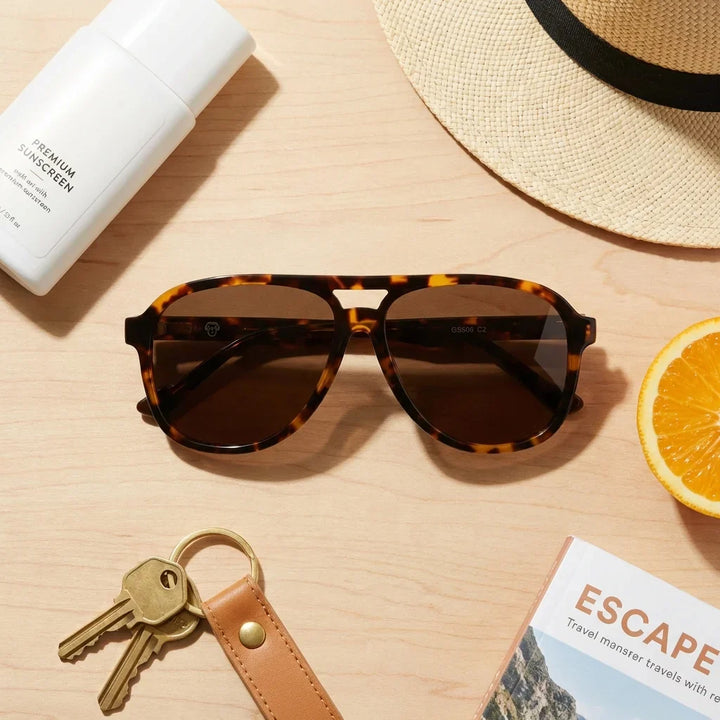 Men wearing lenses sun orson bio-acetate polarized tortoise driving mejora vision contraste UV400 bonoboss #editorial_detail1 #color_carey