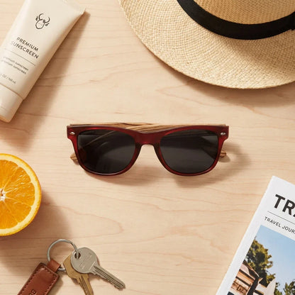 Lentes sol Acacia polarizados UV400 madera zebrano Wine Smoke flat lay summer essentials accesorios playa Bonoboss #editorial_detail2 #color_wine-smoke