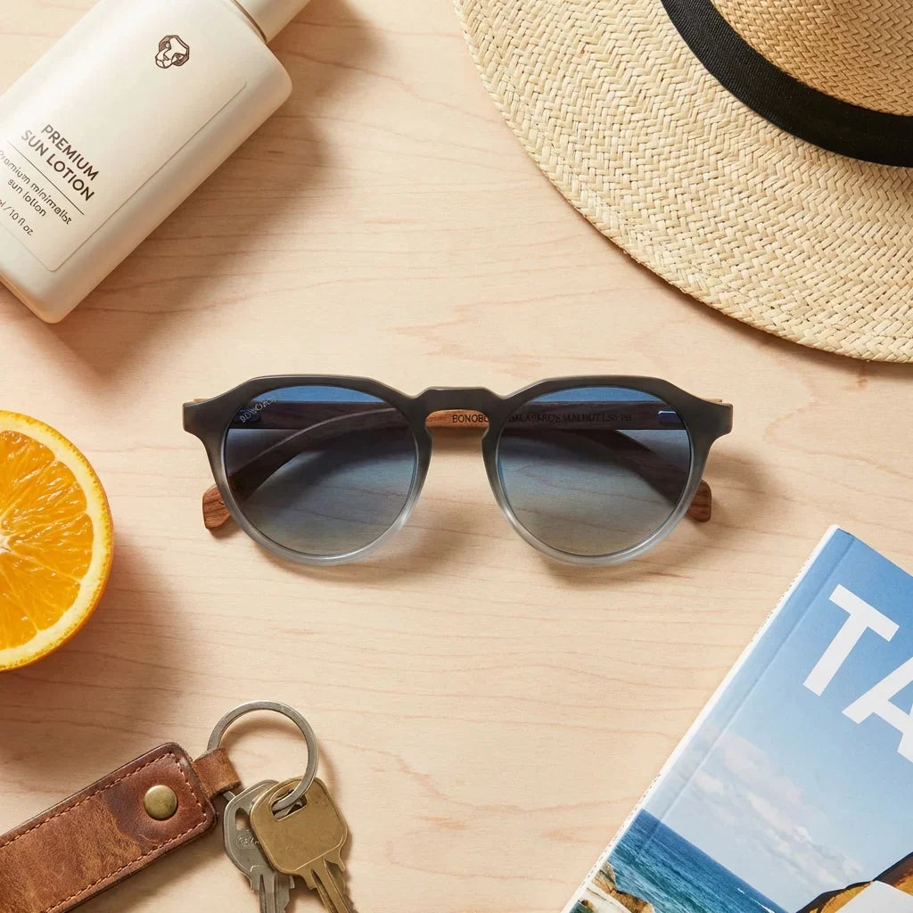 Sunglasses hexagonales polarized with wooden temples men and women. angled view with wooden temples natural nogal and marco recycled plastic green with lenses polarizads color gradient oliva or green Bonoboss #color_forest