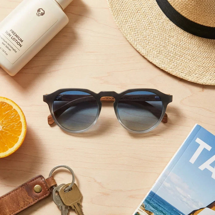 Sunglasses hexagonales polarized with wooden temples men and women. angled view with wooden temples natural nogal and marco recycled plastic green with lenses polarizads color gradient oliva or green Bonoboss #color_forest