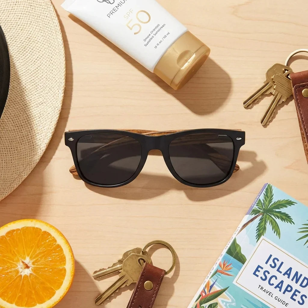 Lentes sol Acacia polarizados UV400 madera zebrano Negro Smoke flat lay summer essentials accesorios playa Bonoboss #editorial_detail2 #color_negro-smoke