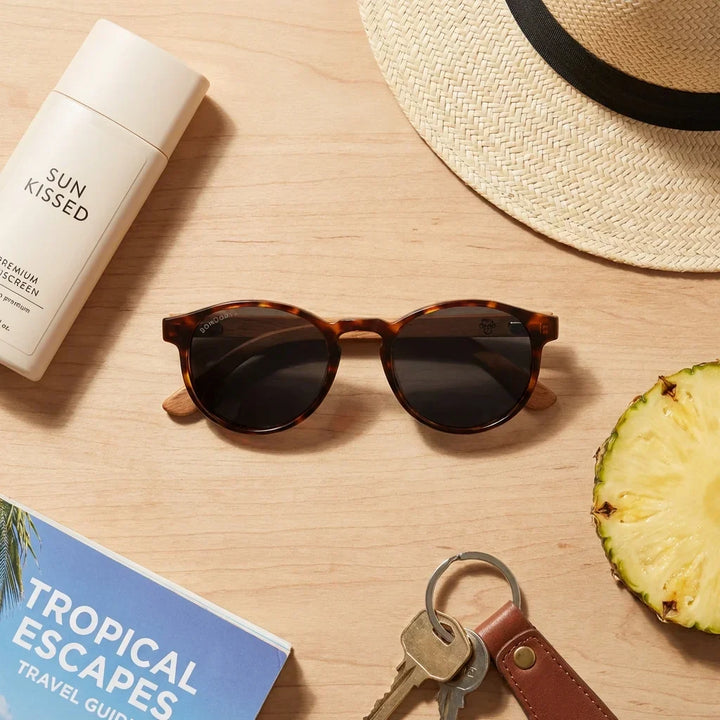 Lenses sun paine polarized bio-acetate tortoise summer essentials flat lay playa accesorios verano bonoboss #editorial_detail2 #color_carey