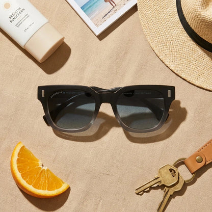 Lentes sol Osorno RPET polarizados reciclado grad black flat lay summer essentials playa accesorios Bonoboss #editorial_detail2 #color_black