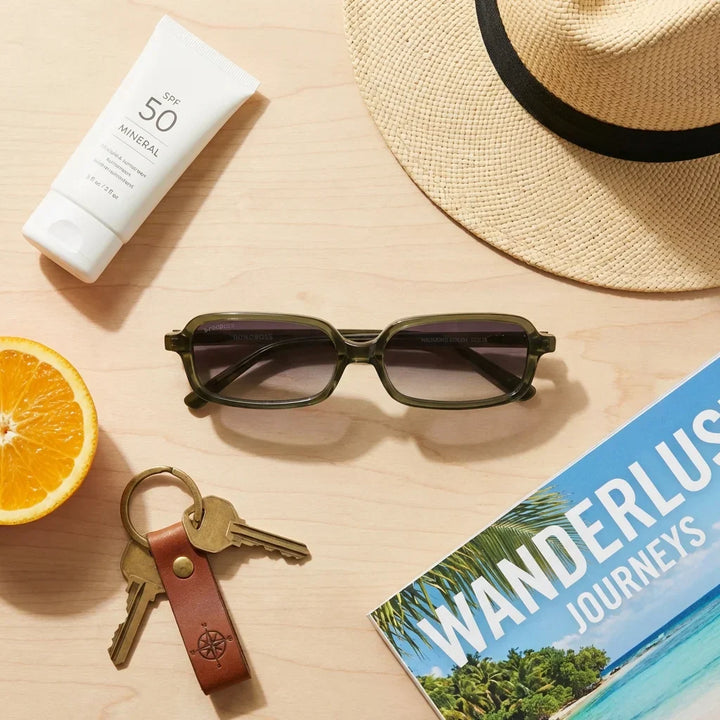 Lenses sun navarino polarized UV400 bio-acetate green sobre agua cristalina reflejos luz natural bonoboss #editorial_detail1 #color_verde